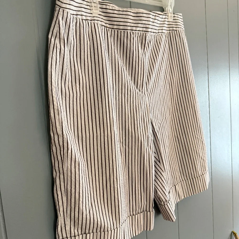Jones New York Signature Striped Seersucker Bermuda Shorts Womens 14 Brown White